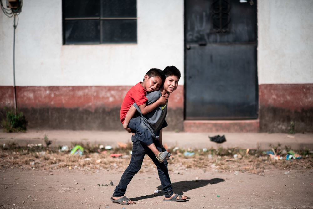 Guatemala Junge trägt anderen Jungen Huckepack (Quelle: Fabian Strauch)