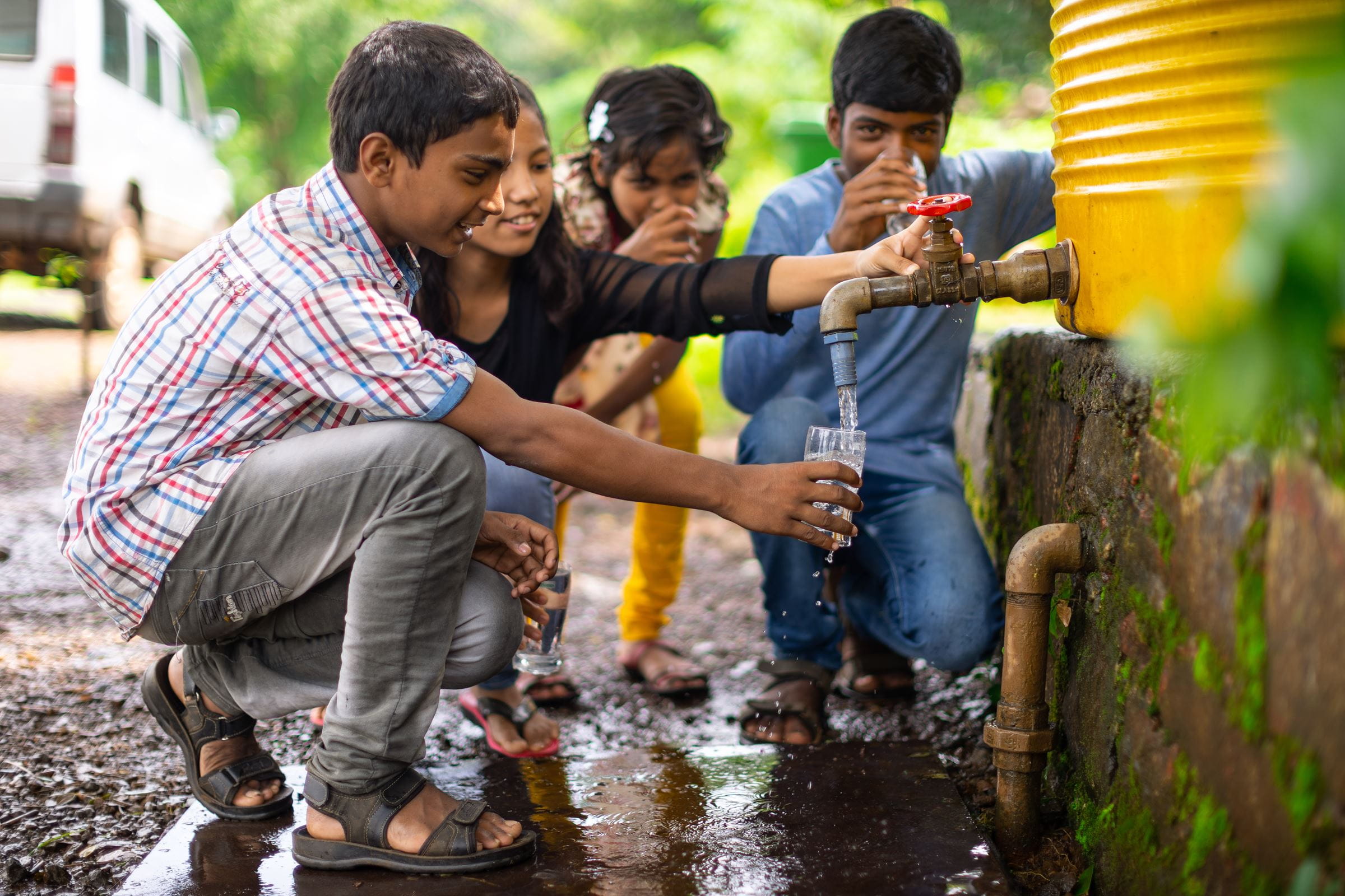 Indische Kinder an einer Wasserstelle (Quelle: Jakob Studnar)