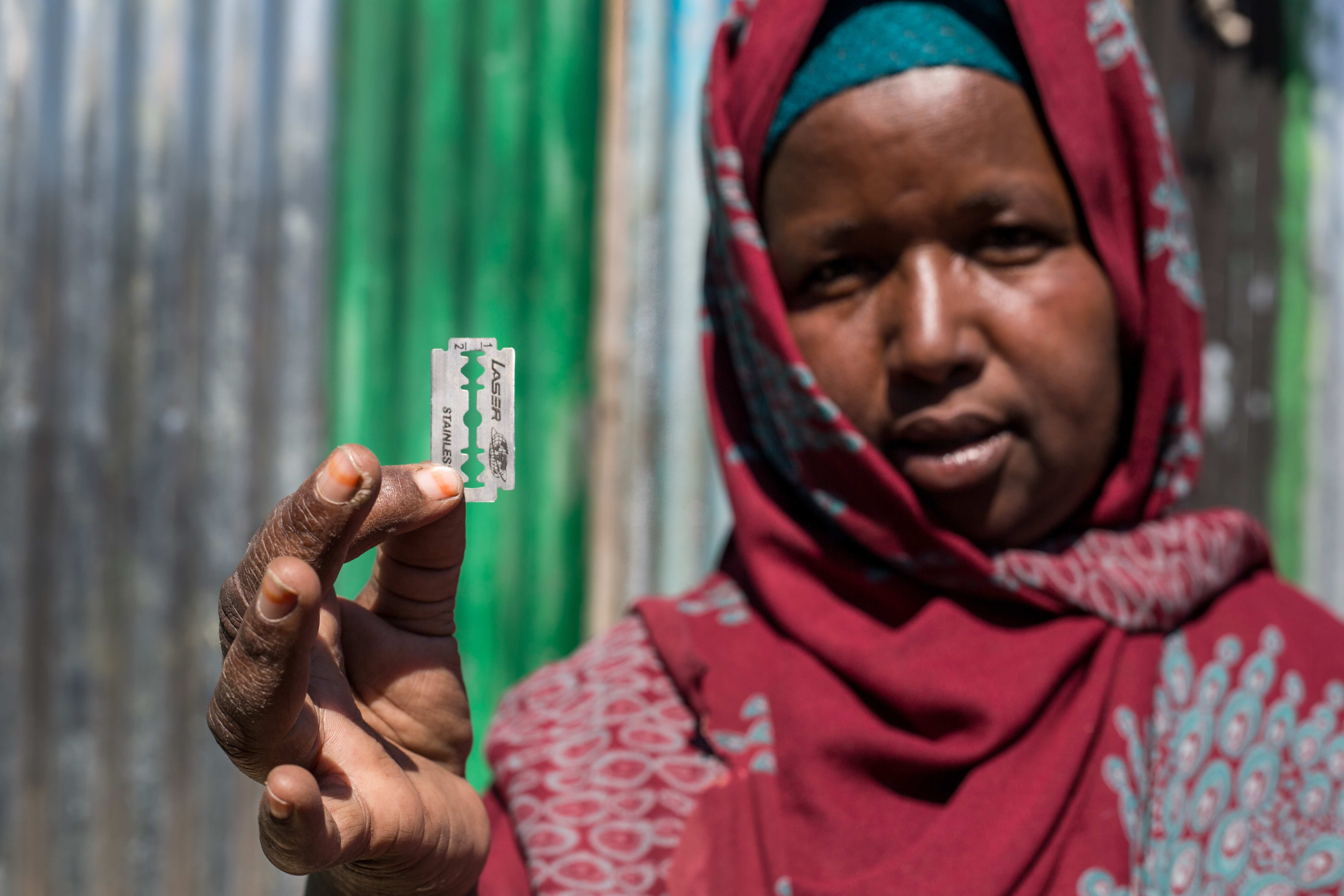 Khadra - mit Rasierklinge - arbeitete 20 Jahre als Beschneiderin (Quelle: Mustafa Saeed, Fairpicture)