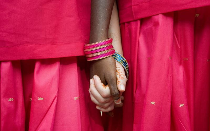 Indien: Zwei Mädchen halten sich an der Hand (Quelle: Kindernothilfe)