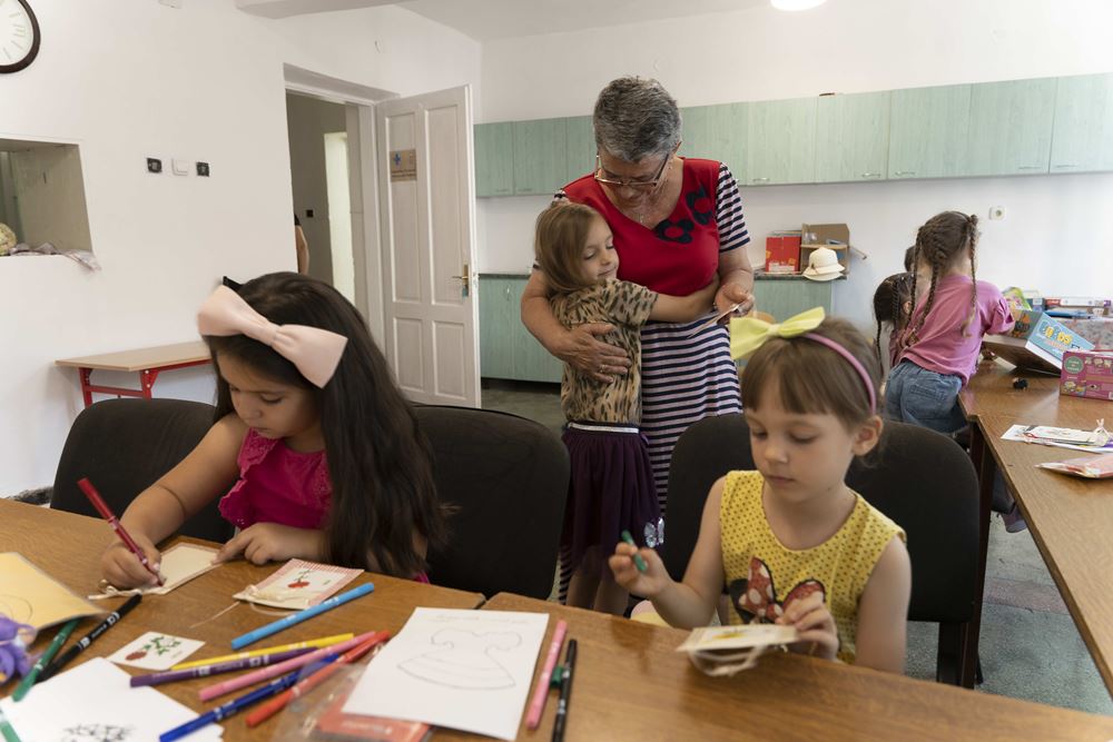 Kinder malen etwas in einem rumänischen Projekt, Foto: Christian Nusch Kinder malen etwas in einem rumänischen Projekt, Foto: Christian Nusch