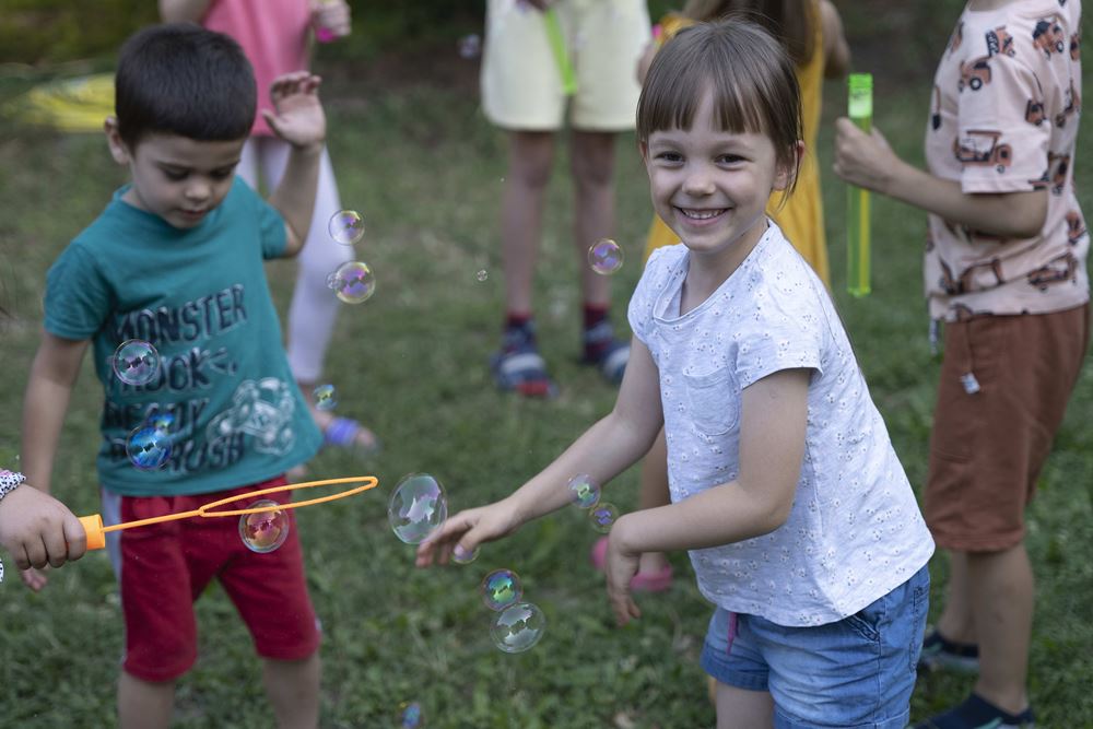 Seifenblasen begeistern Kinder auf der ganzen Welt (Quelle: Christian Nusch) Seifenblasen begeistern Kinder auf der ganzen Welt (Quelle: Christian Nusch)
