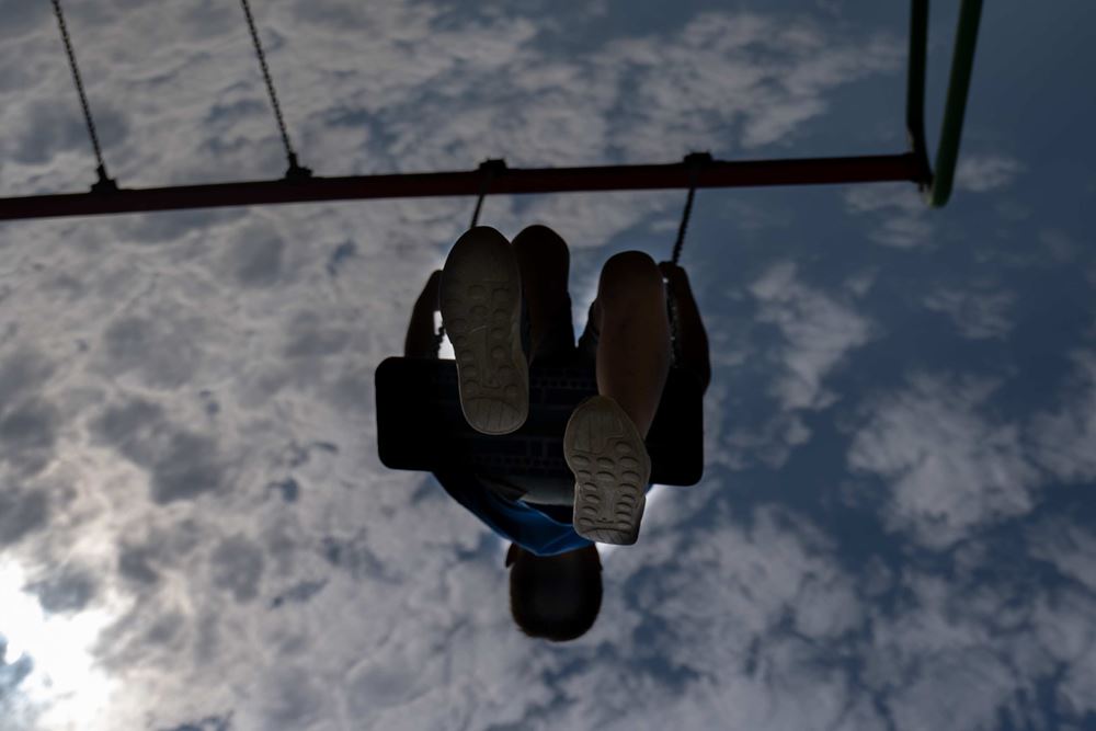 Ein Junge schaukelt auf dem Spielplatz des Projekts von CONCORDIA Sozialprojekte in Nisporeni (Quelle: Christian Nusch) Ein Junge schaukelt auf dem Spielplatz des Projekts von CONCORDIA Sozialprojekte in Nisporeni (Quelle: Christian Nusch)