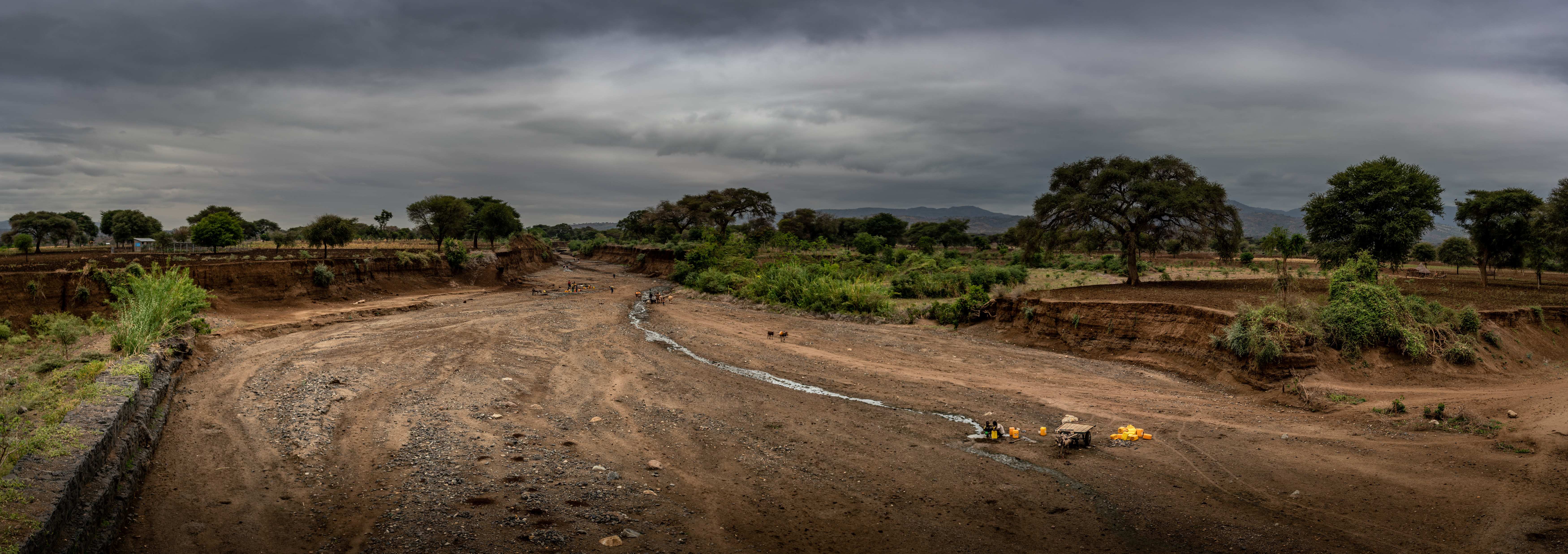 Arba Minch, Frauen, Hilfe, Hundee, KNH, Kindernothilfe, SHG, Selbsthilfegruppen, Yabello, Äthiopien
KinderNotHilfe in Äthiopien, 17.08.2022 Menschen unterwegs zwischen Arba Minch nach Yabello. Foto: KNH - Jakob Studnar
Reise von Jakob Studnar und Hayke Lanwert in die Oromia-Region in Äthiopien Arba Minch, Frauen, Hilfe, Hundee, KNH, Kindernothilfe, SHG, Selbsthilfegruppen, Yabello, Äthiopien
KinderNotHilfe in Äthiopien, 17.08.2022 Menschen unterwegs zwischen Arba Minch nach Yabello. Foto: KNH - Jakob Studnar
Reise von Jakob Studnar und Hayke Lanwert in die Oromia-Region in Äthiopien