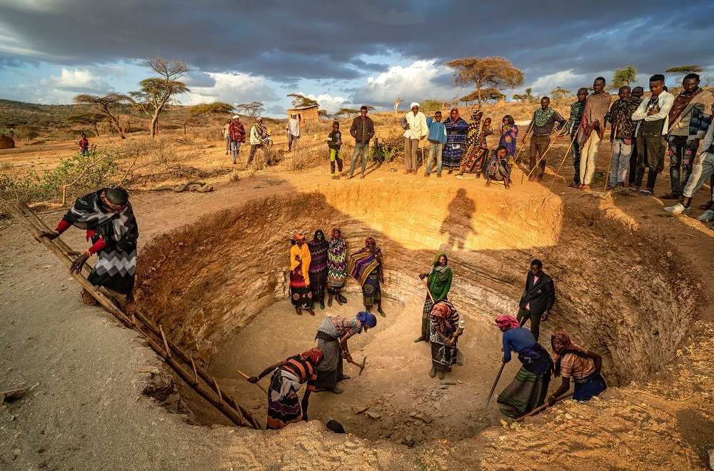 Äthiopien: Die Frauenselbsthilfegruppe hat ein tiefes Wasserloch gegraben (Quelle: Jakob Studnar) Äthiopien: Die Frauenselbsthilfegruppe hat ein tiefes Wasserloch gegraben (Quelle: Jakob Studnar)