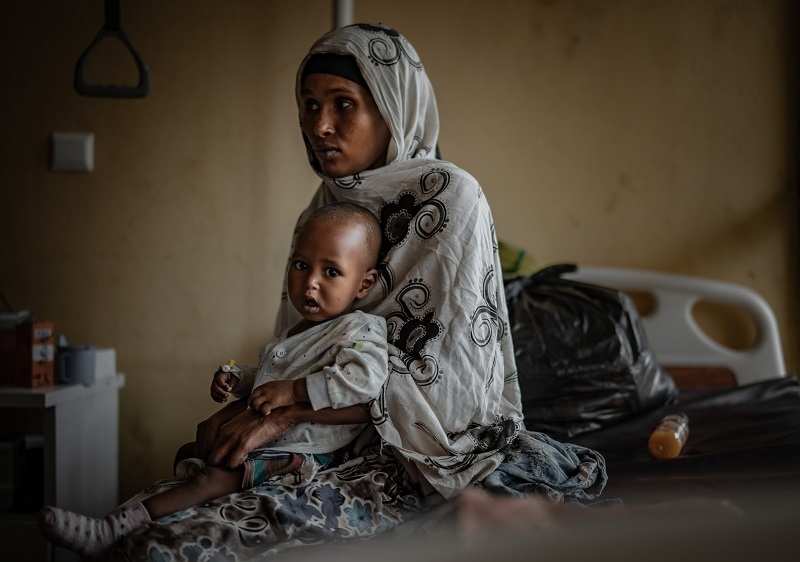 Mutter mit Kind im Krankenhaus in Yabello (Quelle: Jakob Studnar)