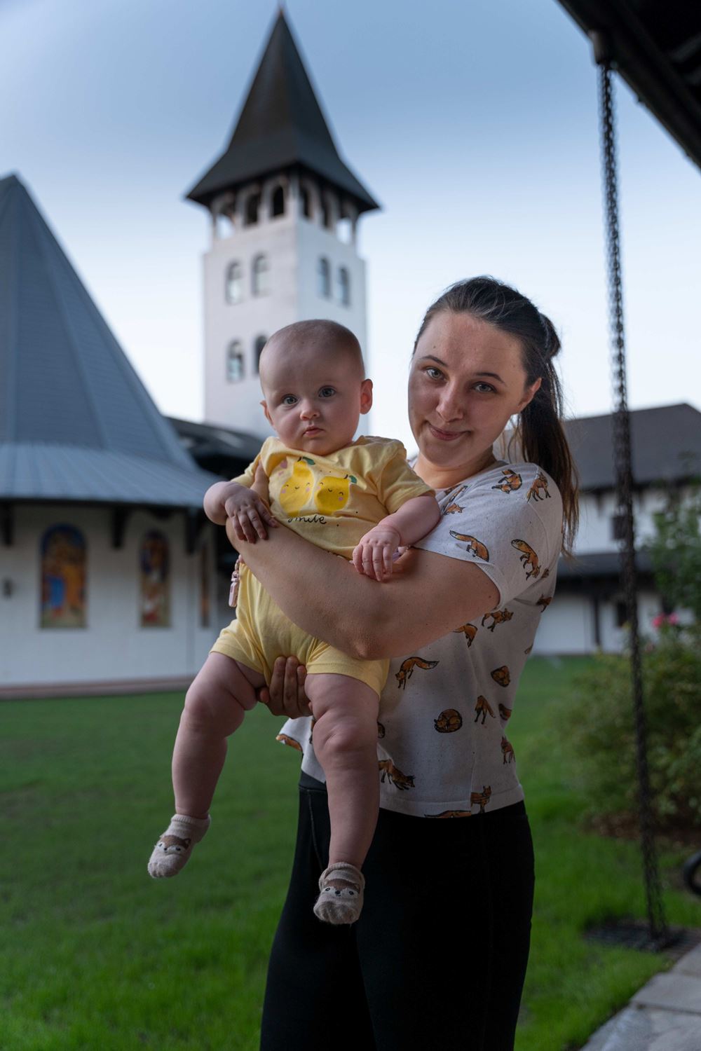Tatjana und ihr Baby Nastia im Klosterhof in Snagov (Quelle: Christian Nusch)