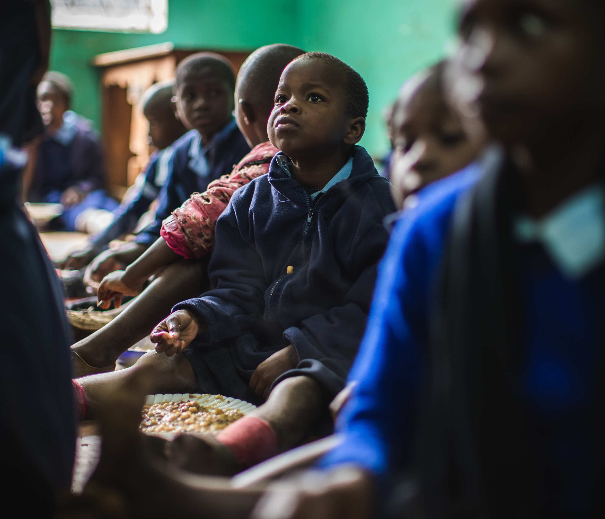 Kenianische Kinder beim Mittagessen (Quelle: Lars Heidrich)