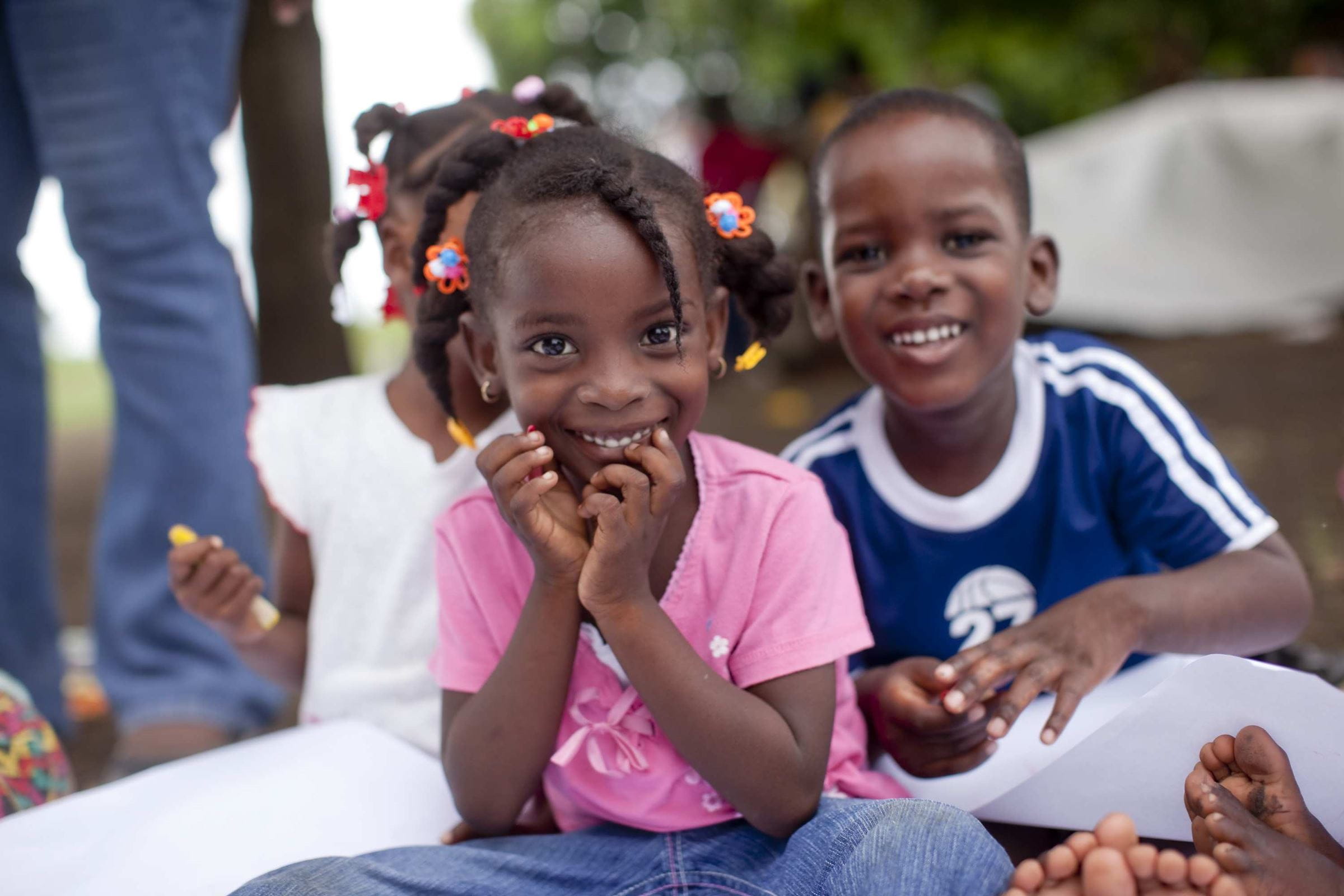 Zwei Kinder aus dem Projekt in Haiti lächeln in die Kamera. (Quelle: Jakob Studnar)