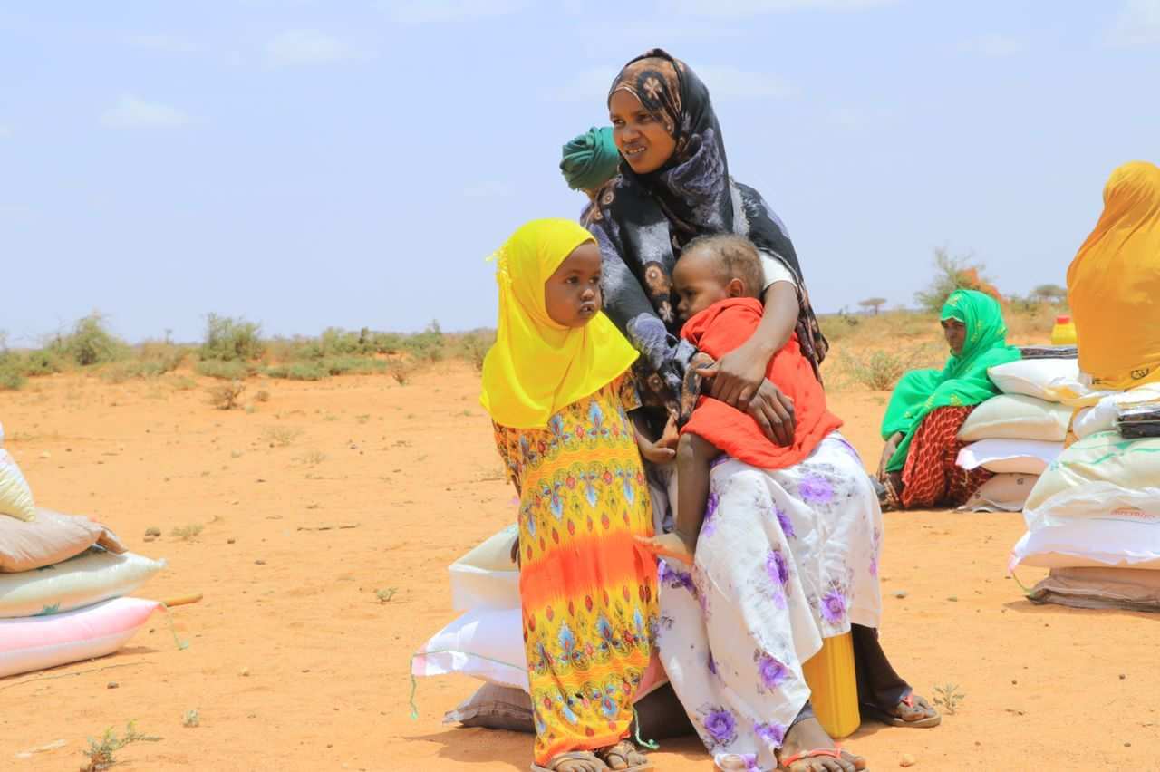 Mutter mit zwei Kindern in Somaliland. (Quelle: Kindernothilfe-Partner)