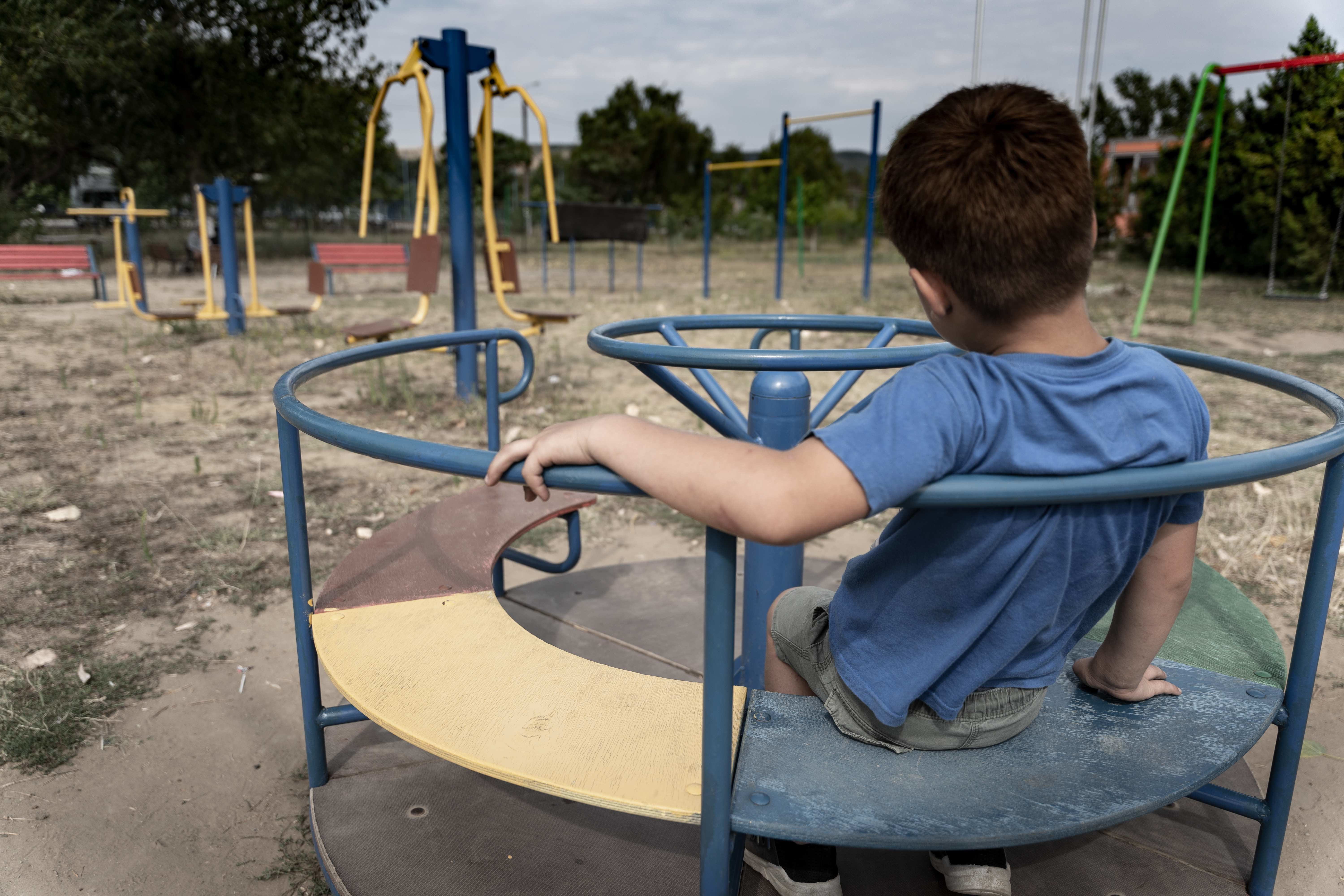 Ein kleiner Junge auf einem Spielplatz. Quelle: Christian Nusch