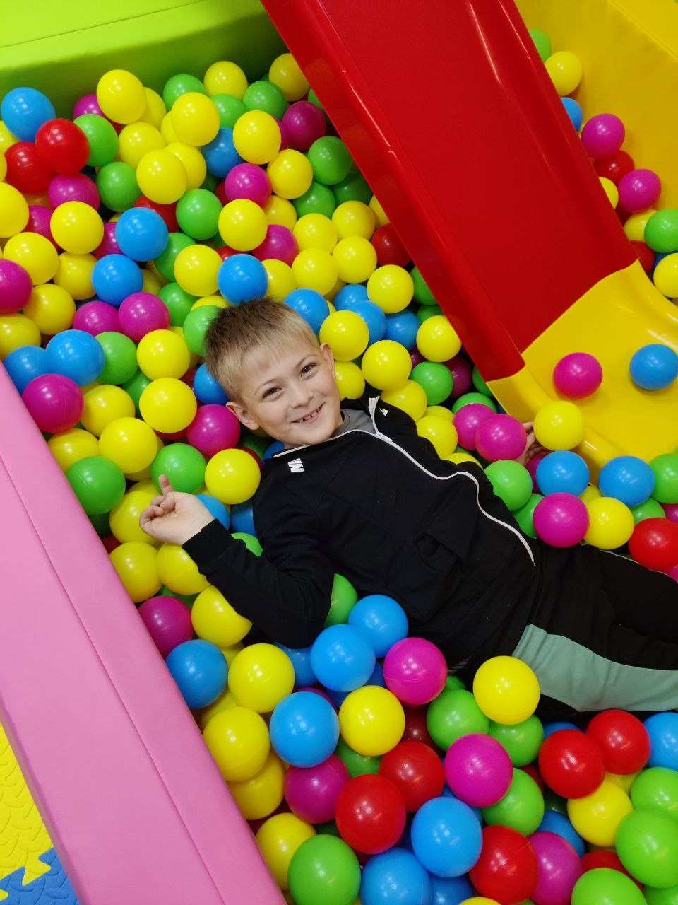 Ein Junge aus Charkiw spielt in einem Bällebad. (Quelle: Myrne Nebo)