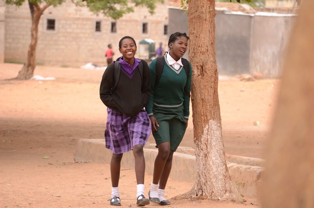 Mädchen auf dem Weg zur Schule (Quelle: Kindernothilfe)