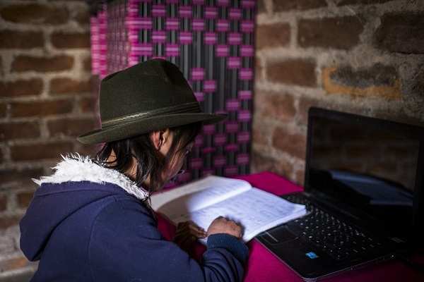 Ein Mädchen sitzt an eine, Schreibtisch mit Heft und Laptop (Quelle: Martin Bondzio) Ein Mädchen sitzt an eine, Schreibtisch mit Heft und Laptop (Quelle: Martin Bondzio)