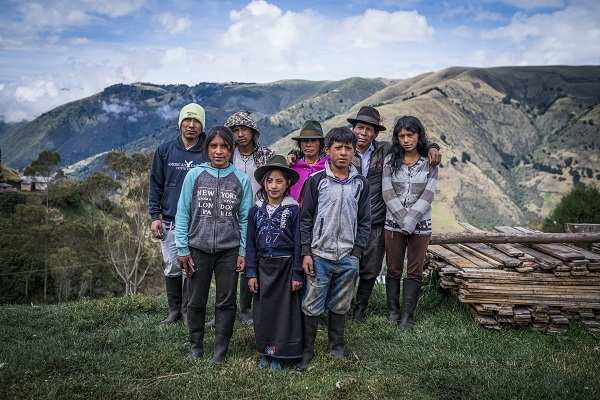 Eine Familie vor einer Berglandschaft (Quelle: Martin Bondzio)
