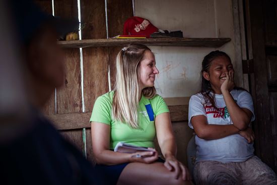 Redakteurin Christiane Dase bei einem Projektbesuch mit einer Interviewpartnerin zum Thema Teenagerschwangerschaften auf den Philippinen (Quelle: Jakob Studnar) Redakteurin Christiane Dase bei einem Projektbesuch mit einer Interviewpartnerin zum Thema Teenagerschwangerschaften auf den Philippinen (Quelle: Jakob Studnar)