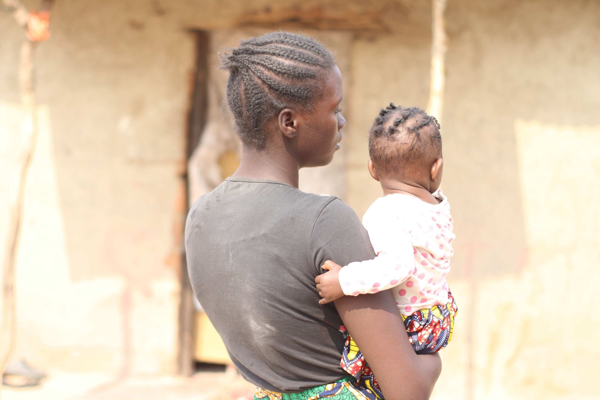 Milica aus Sambia mit ihrer Tochter (Name geändert) Foto: EA