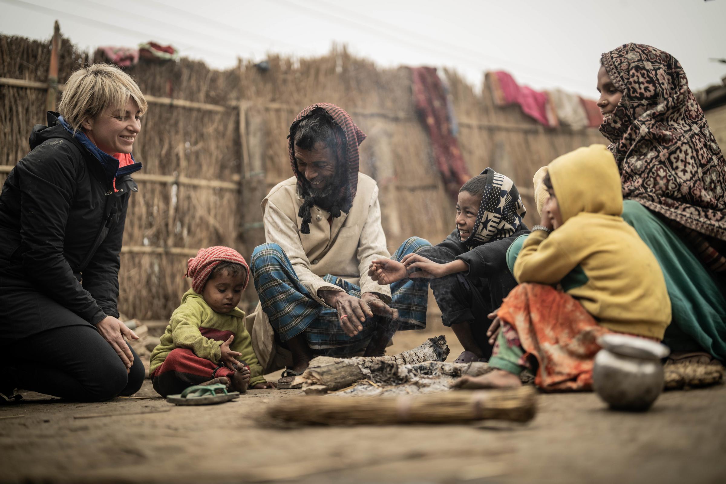 Sabine Heinrich mit Bewohnern der Projektregion (Quelle: Jakob Studnar)