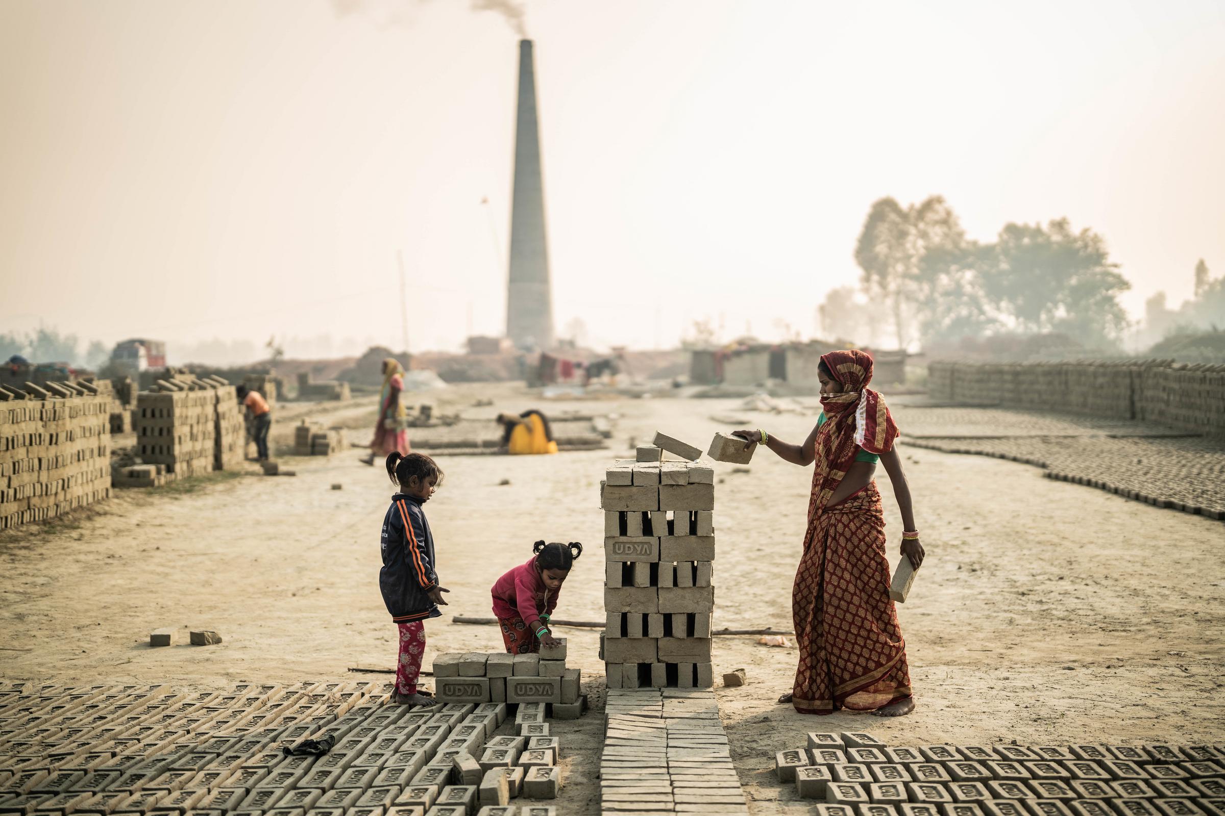 Kinder und Frauen in der Ziegelei Foto : Jakob Studnar / Kindernothilfe.