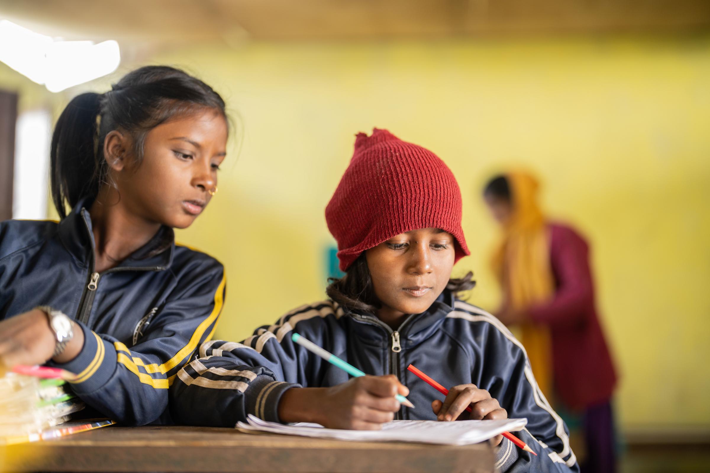 Kinder aus dem Dorf Dayalpur in der Schule (Foto : Jakob Studnar)