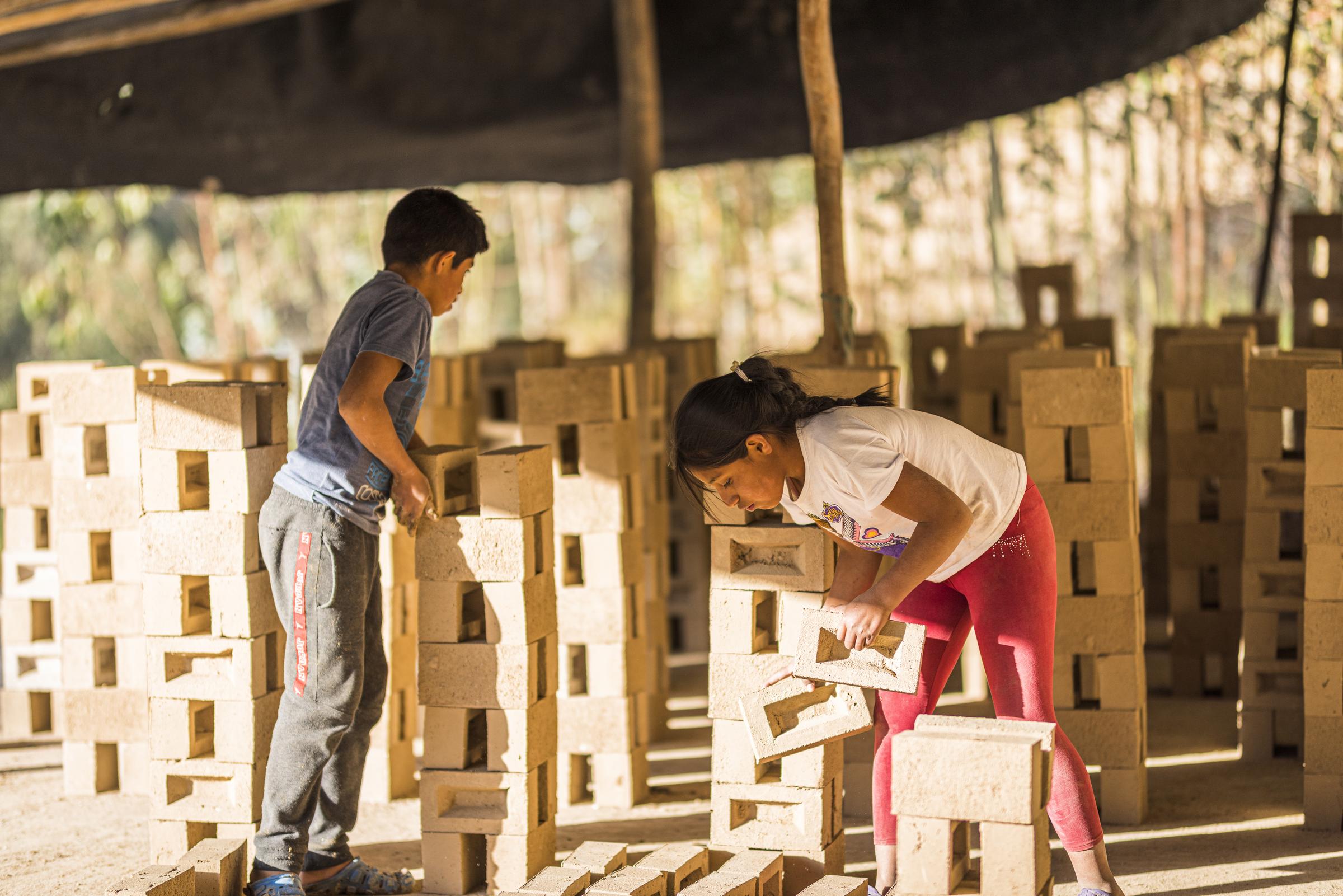 Ein Junge und ein Mädchen in einer Ziegelei in Peru (Quelle: Kindernothilfe)