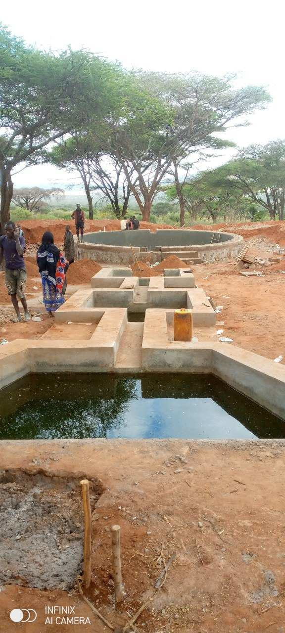 Menschen stehen an einer Wassersammelzisterne in Äthiopien (Quelle: Kindernothilfe-Partner HUNDEE) Menschen stehen an einer Wassersammelzisterne in Äthiopien (Quelle: Kindernothilfe-Partner HUNDEE)