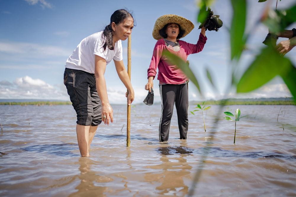 Zwei Frauen stehen im Wasser (Quelle: Jakob Studnar) Zwei Frauen stehen im Wasser (Quelle: Jakob Studnar)