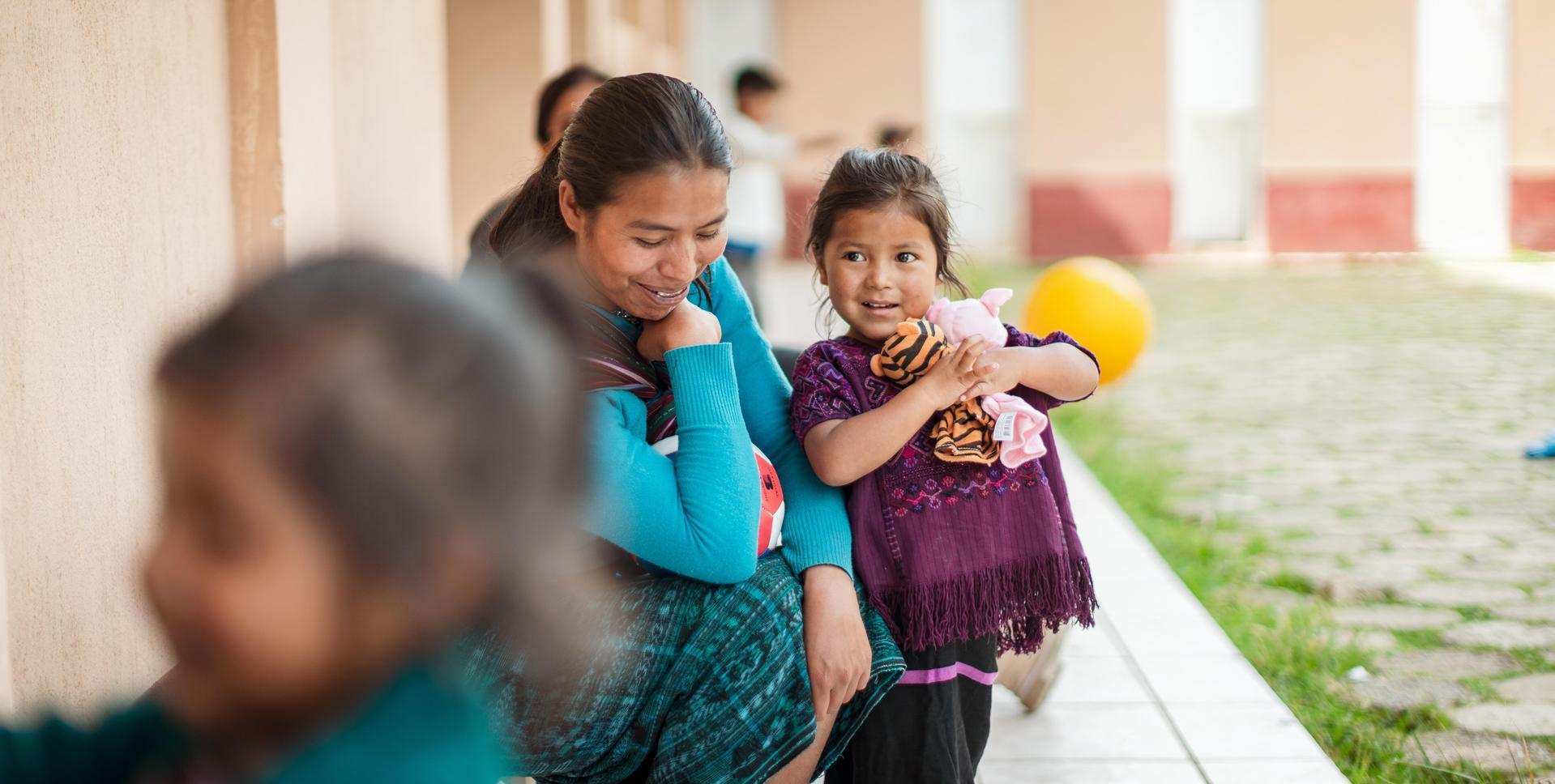 Mutter mit Tochter in Guatemala. (Foto: Jakob Studnar) Mutter mit zwei Kindern in Somaliland. (Quelle: Kindernothilfe-Partner)