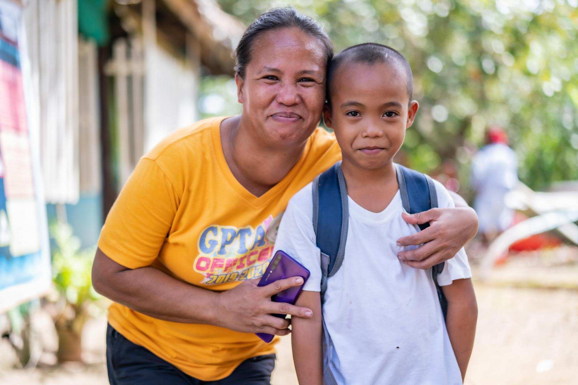 Philippinische Mutter mit ihrem Sohn. (Foto: Jakob Studnar)