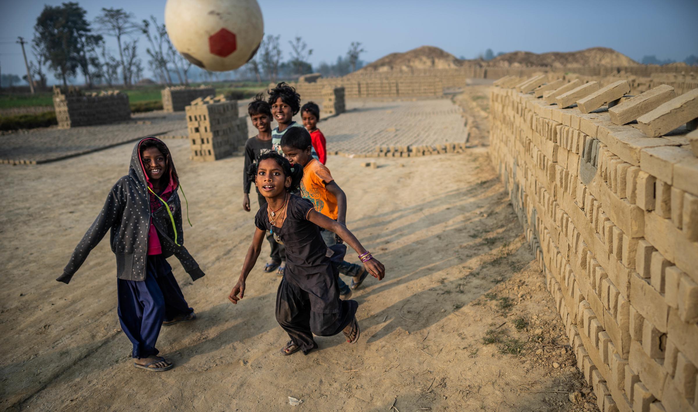 Kinderarbeiter in der Ziegelei Foto : Jakob Studnar / Kindernothilfe. Kinderarbeiter in der Ziegelei Foto : Jakob Studnar / Kindernothilfe.