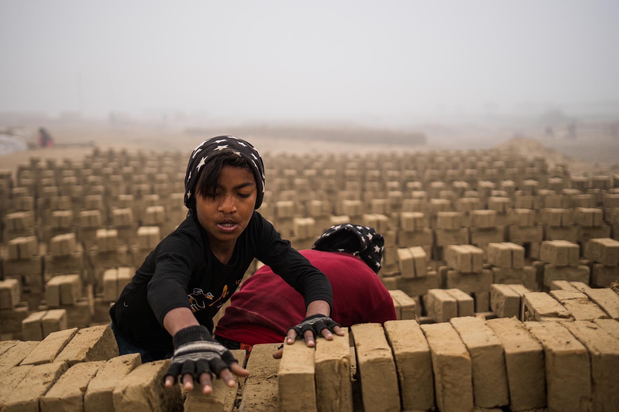 Der 12-Jährige Anil arbeitet in einer Ziegelei (Quelle: Kindernothilfe)