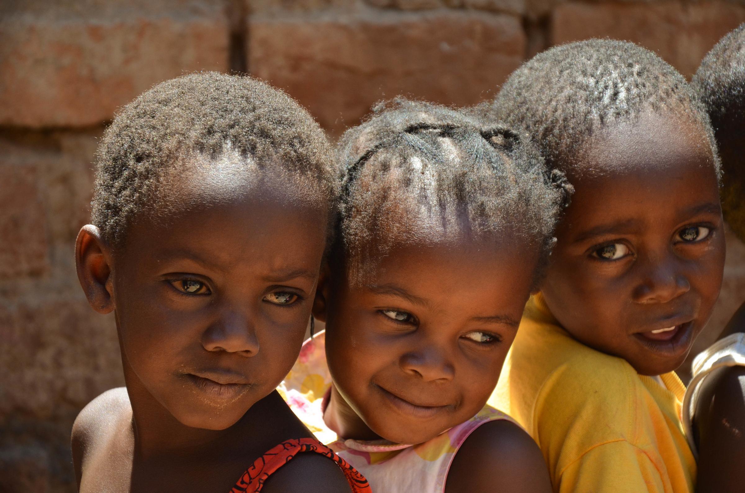 Nahaufnahme von drei Kindern aus Sambia (Quelle: Josephine Herschel/Kindernothilfe) Nahaufnahme von drei Kindern aus Sambia (Quelle: Josephine Herschel/Kindernothilfe)