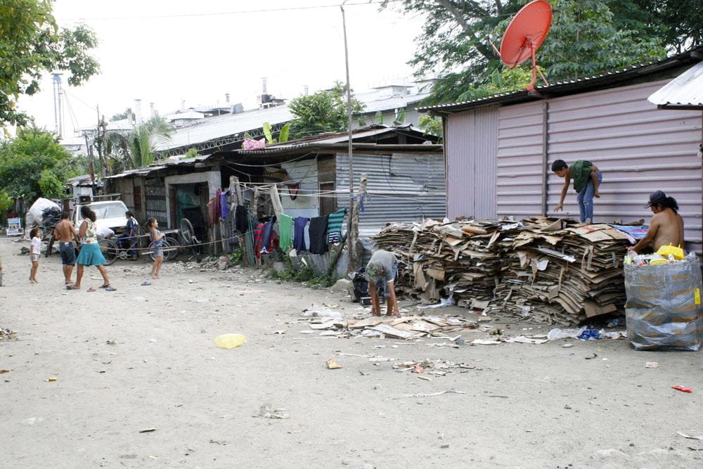 Kinder aus Honduras auf einer Schotterstraße vor den Wellblechhäusern (Quelle: Jürgen Schübelin/Kindernothilfe) Kinder aus Honduras auf einer Schotterstraße vor den Wellblechhäusern (Quelle: Jürgen Schübelin/Kindernothilfe)