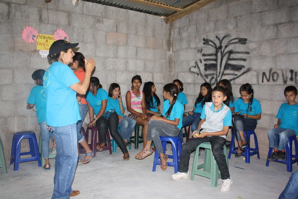 Kinder des Projekts in Honduras sitze auf Plastikhockern und bekommen etwas von einer Mitarbeiterin eines Projektpartners erklärt (Quelle: Eva Ziegler) Kinder des Projekts in Honduras sitze auf Plastikhockern und bekommen etwas von einer Mitarbeiterin eines Projektpartners erklärt (Quelle: Eva Ziegler)