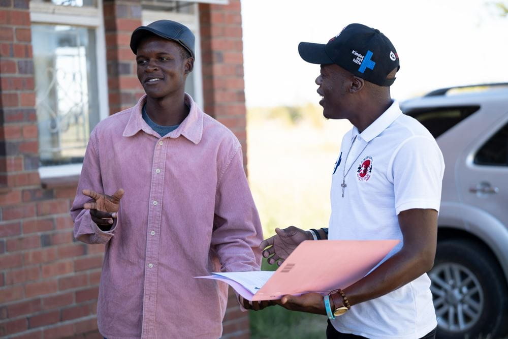 Der 17-jährige Elton (links) ist der Sprecher der Jugendgruppe, die es seit fast zwei Jahren gibt (Foto: Christian Nusch) Der 17-jährige Elton (links) ist der Sprecher der Jugendgruppe, die es seit fast zwei Jahren gibt (Foto: Christian Nusch)