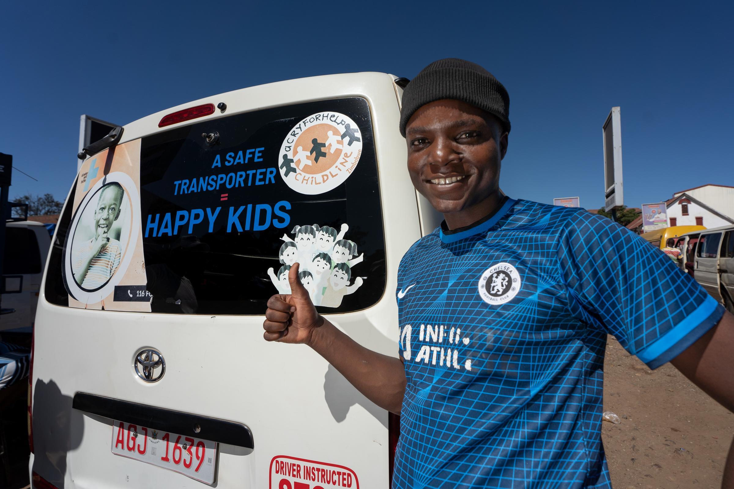 Keith Museba steht vor einem Schulbus. Er ist einer von inzwischen 56 Busfahrern, die sich dem Projekt „Sichere Schulwege“ angeschlossen haben (Foto: Christian Nusch)