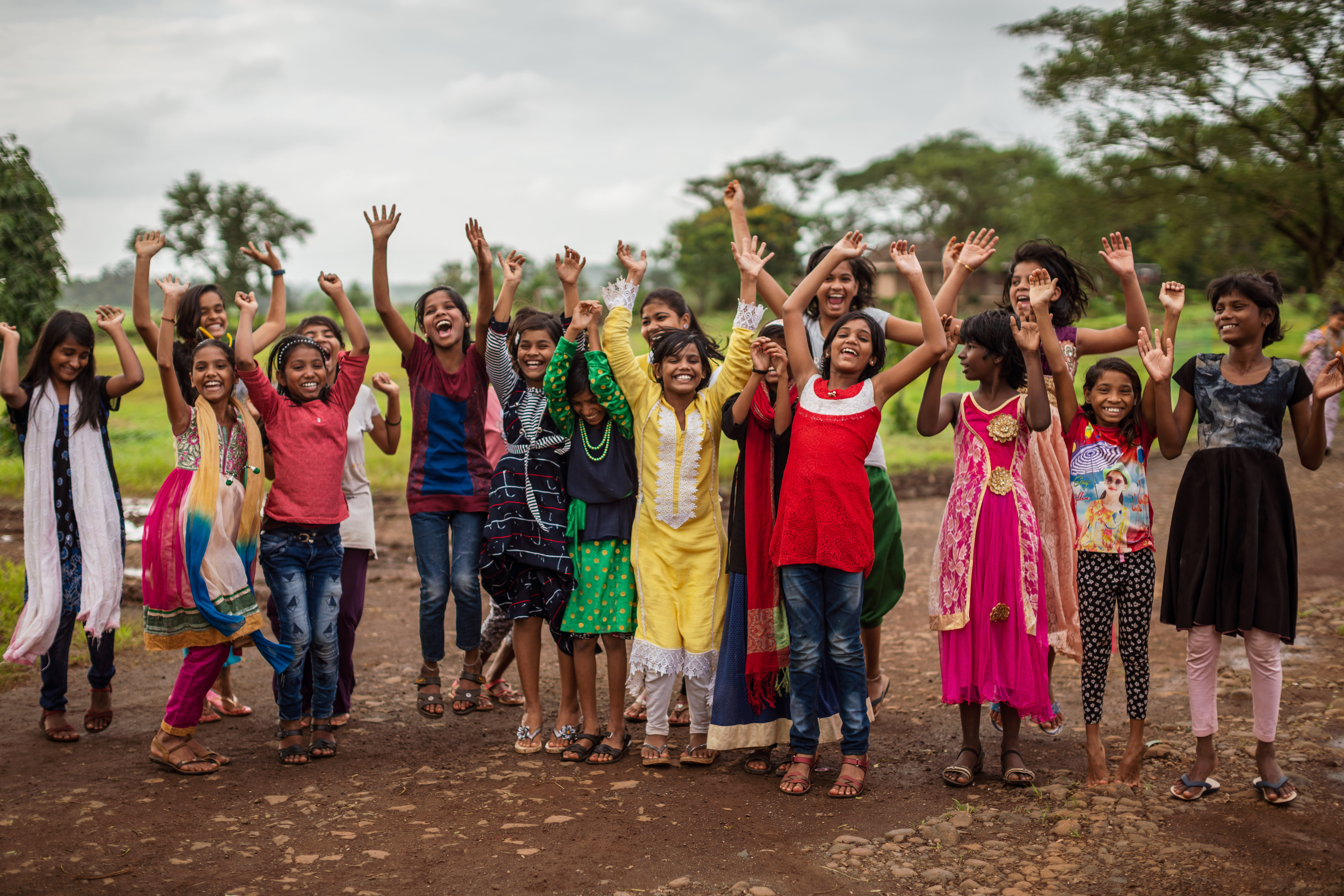 Winkende Kinder in Indien - Gruppenbild. (Quelle: Jakob Studnar)