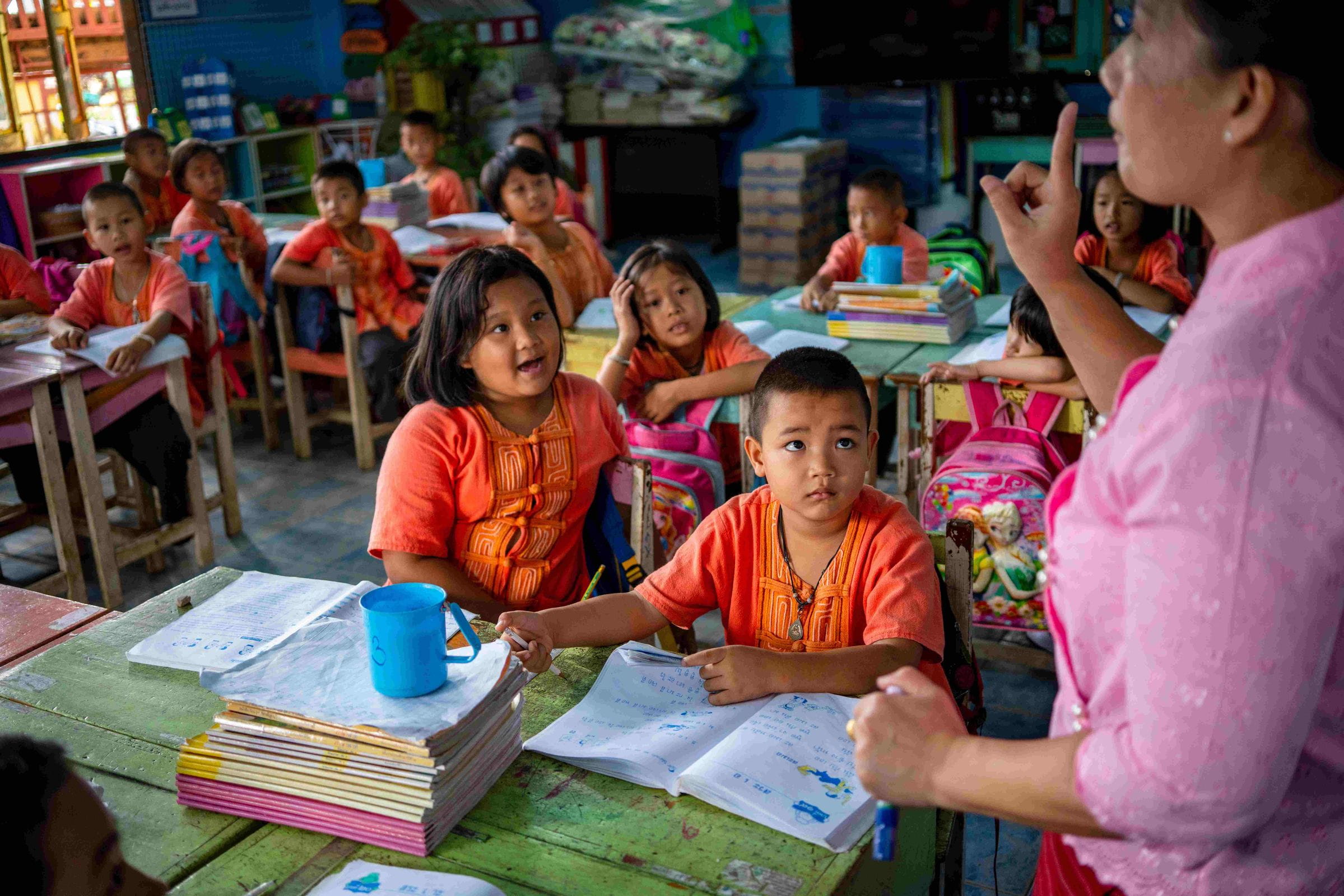 Eine Schulklasse aus Thailand lauscht aufmerksam ihrer Lehrerin. (Quelle: Jakob Studnar)