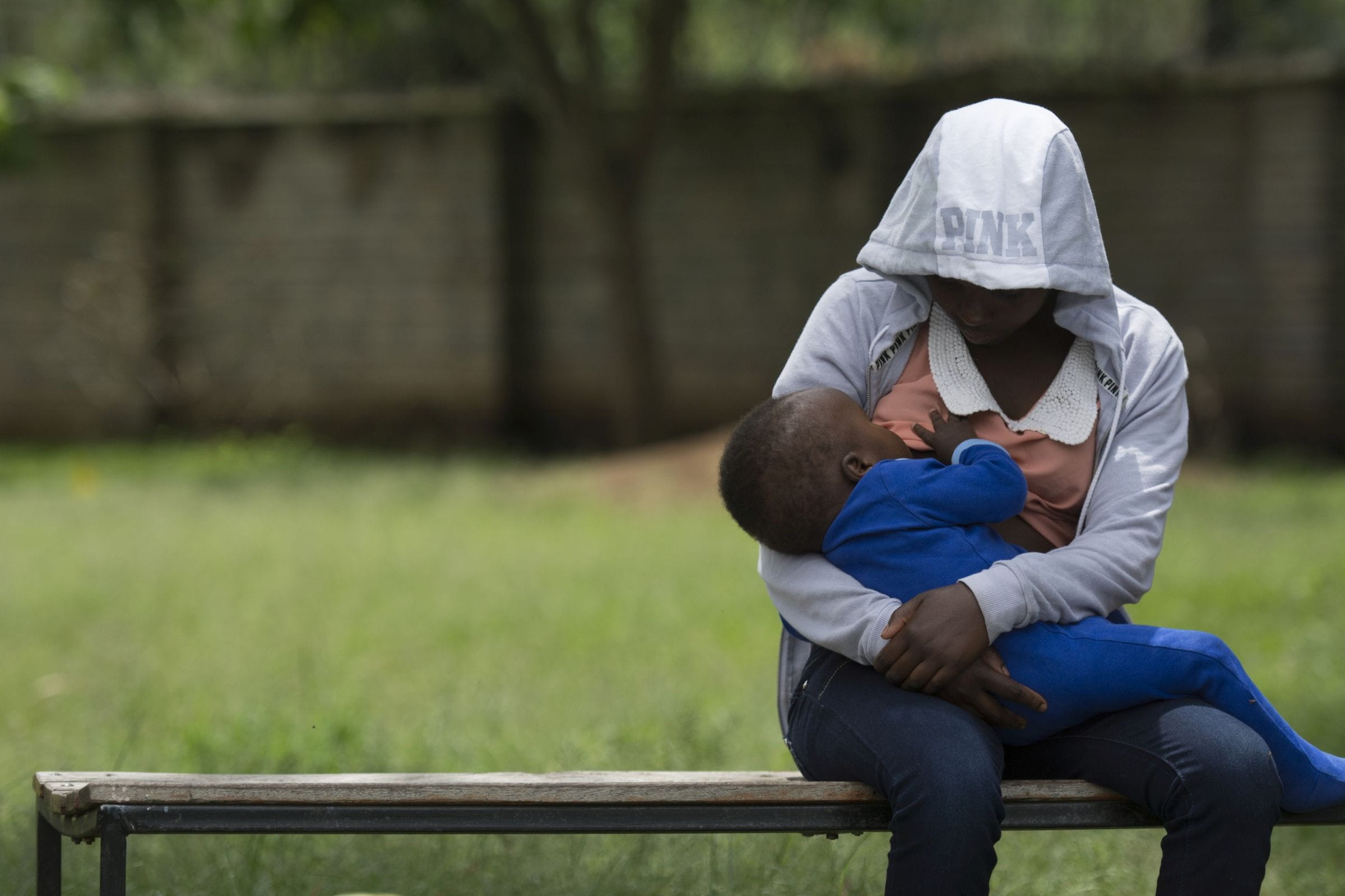 Kenianische Mutter stillt ihr Kind (Quelle: Christian Nusch)