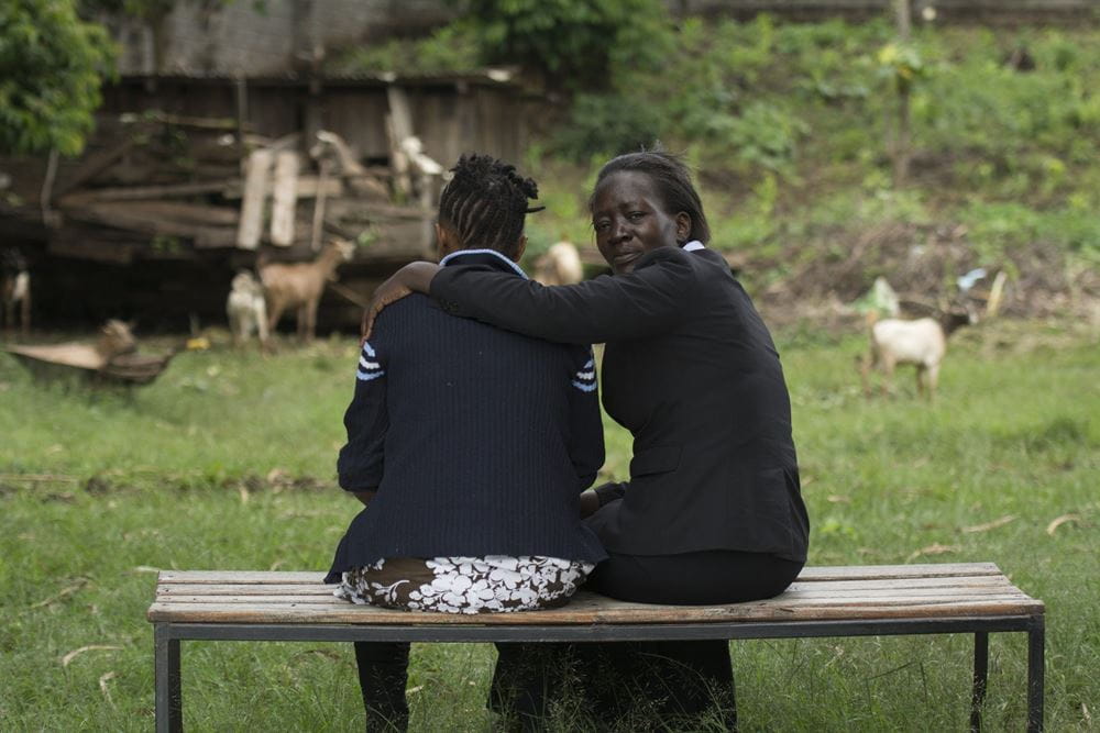 Joice Kuria mit einem der Mädchen im Tumaini Centre (Bild: Christian Nusch) oice Kuria mit einem der Mädchen im Tumaini Centre (Bild: Christian Nusch)