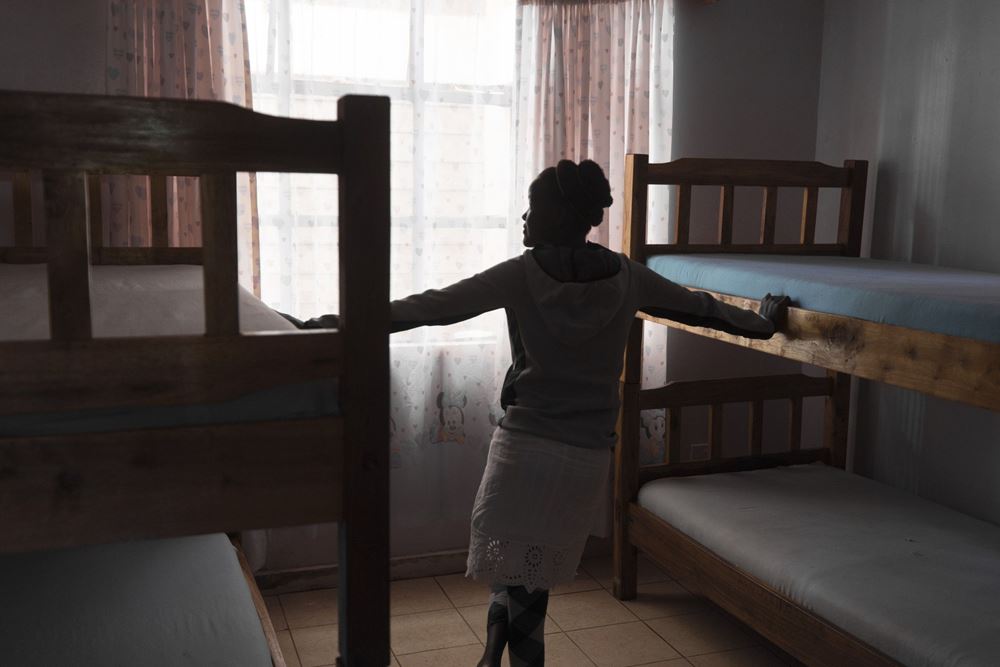Ein Mädchen steht in einem der  Zimmer mit Hochbetten im Tumaini Centre (Bild: Chrsitian Nusch).