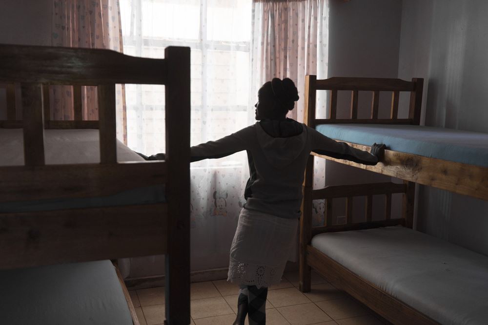 Ein Mädchen steht in einem der Zimmer mit Hochbetten im Tumaini Centre (Bild: Chrsitian Nusch). Ein Mädchen steht in einem der Zimmer mit Hochbetten im Tumaini Centre (Bild: Chrsitian Nusch).