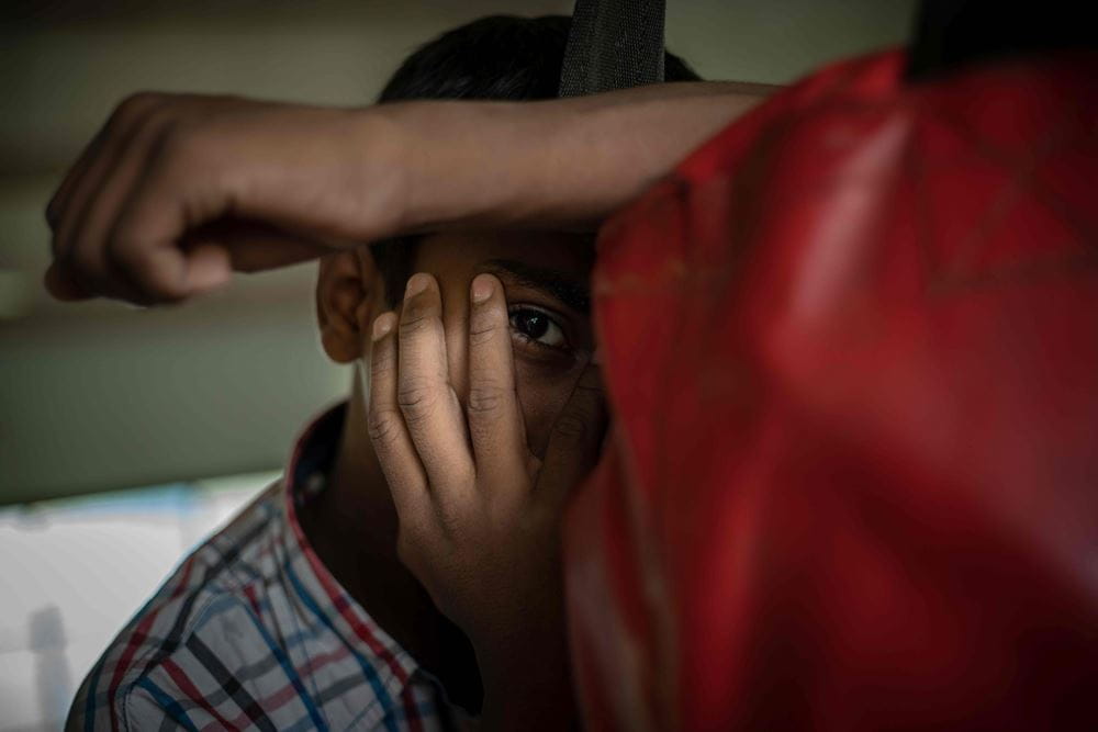 Ein Junge vergräbt traurig seinen Kopf in seine Hände. (Quelle: Jakob Studnar) Ein Junge vergräbt traurig seinen Kopf in seine Hände. (Quelle: Jakob Studnar)