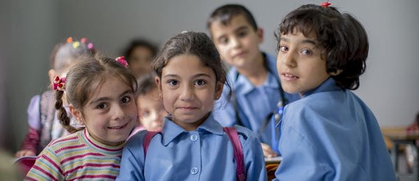 Flüchtlingskinder in einer Schule im Libanon schauen in die Kamera. (Quelle: Jakob Studnar)